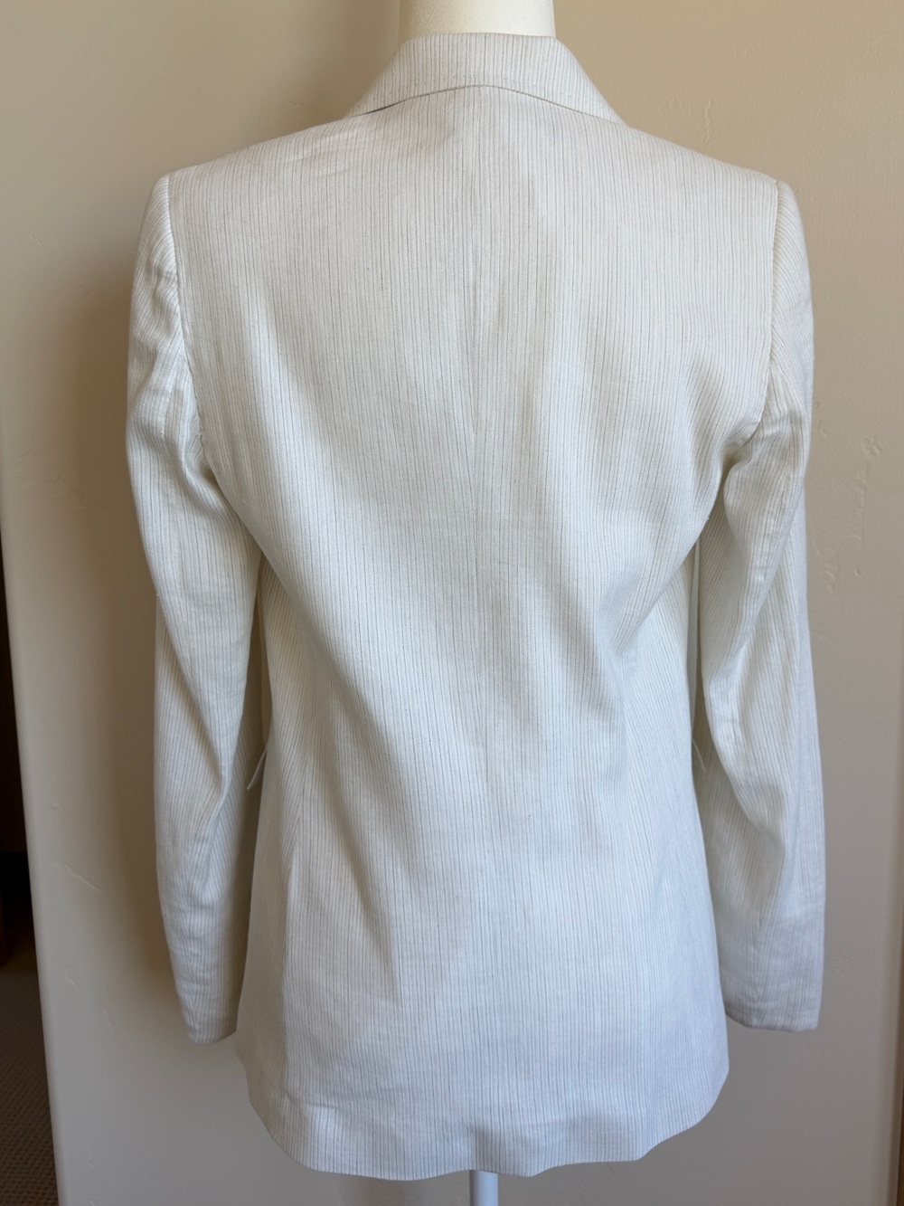 Elie Tahari Ivory Linen Blend Double-Breasted Blazer | Size 6 - Picture 2 of 6